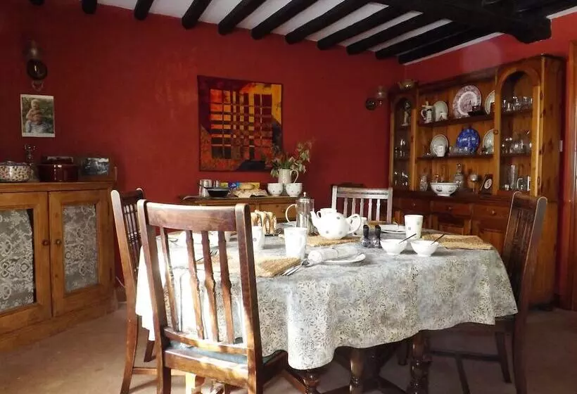 White Cottage Bed And Breakfast