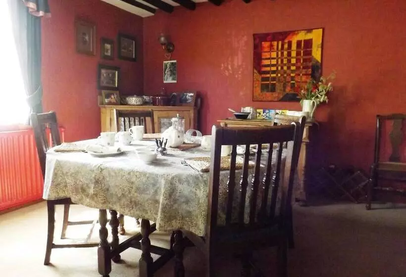 White Cottage Bed And Breakfast