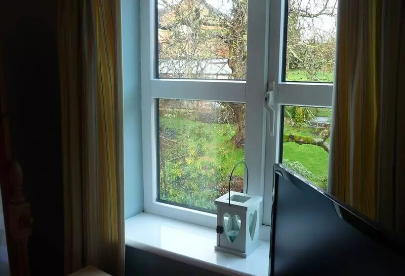 White Cottage Bed And Breakfast