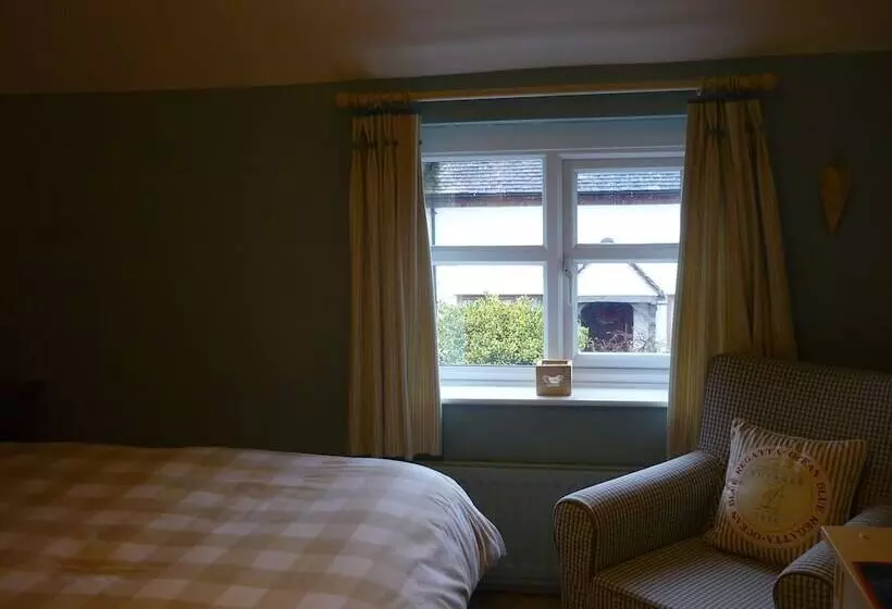 White Cottage Bed And Breakfast