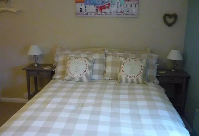 White Cottage Bed And Breakfast