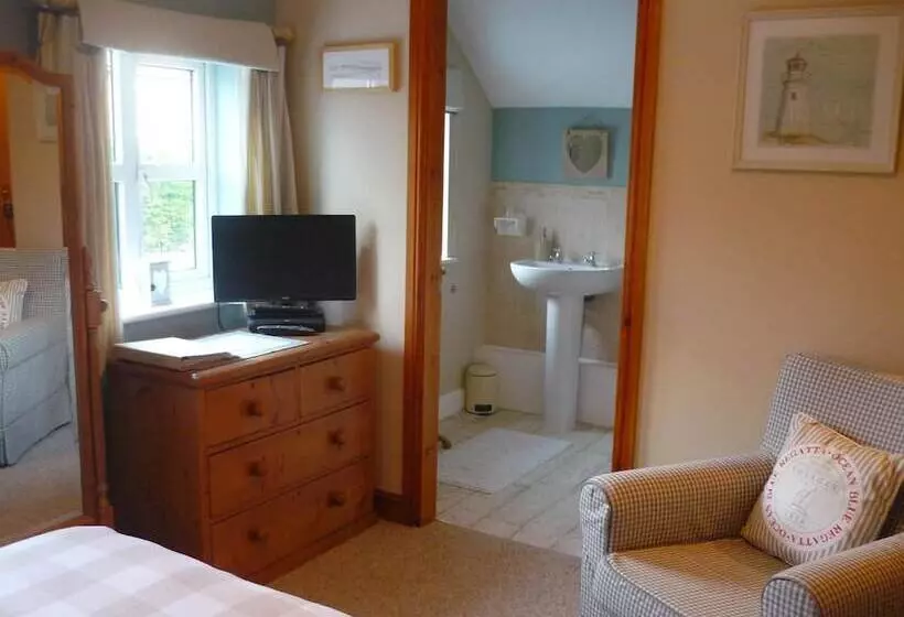 White Cottage Bed And Breakfast
