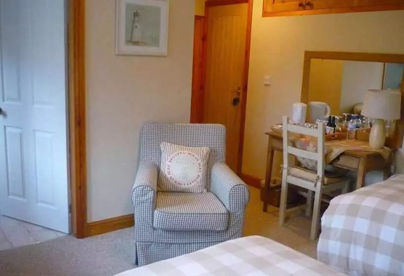 White Cottage Bed And Breakfast