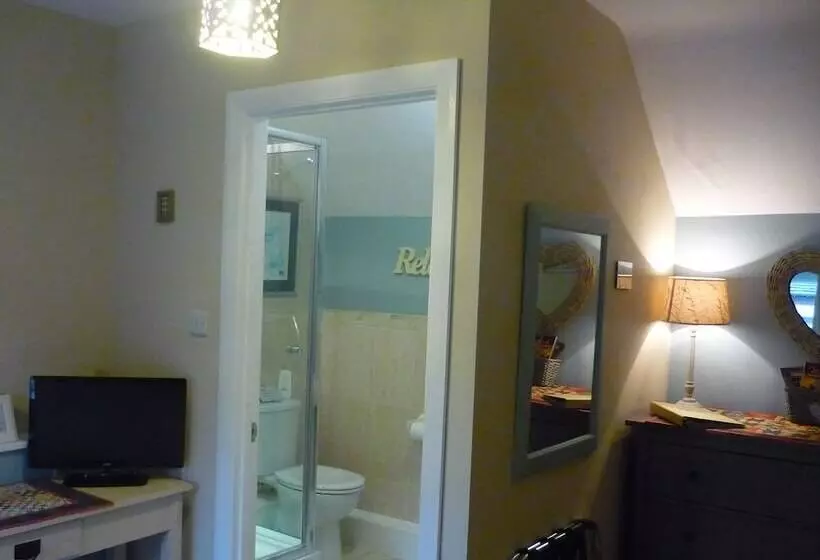 White Cottage Bed And Breakfast