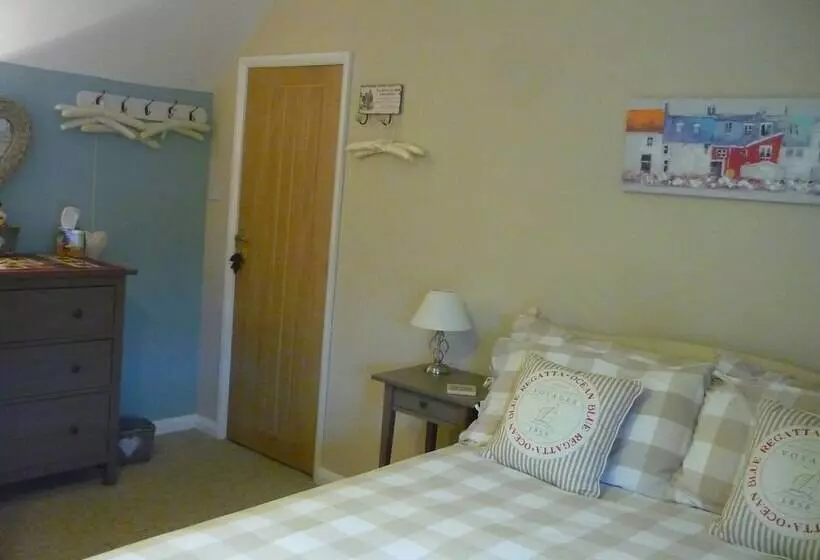 White Cottage Bed And Breakfast