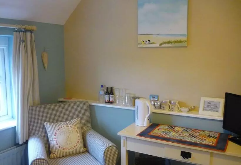 White Cottage Bed And Breakfast