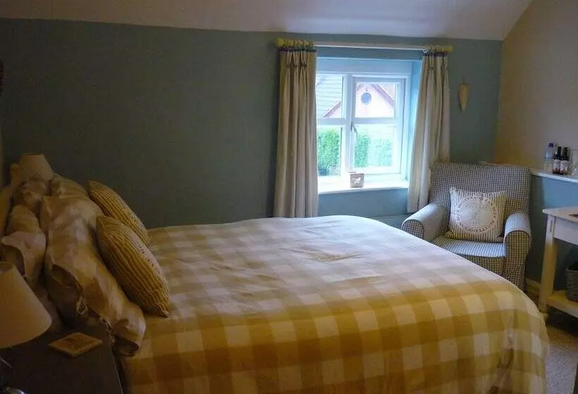 White Cottage Bed And Breakfast