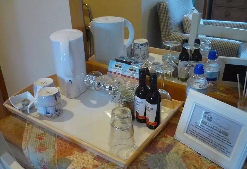White Cottage Bed And Breakfast