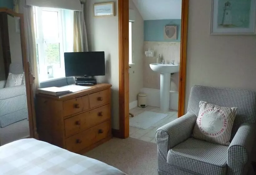 White Cottage Bed And Breakfast