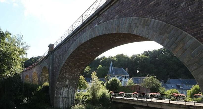 Au Bord De La Rive B&b