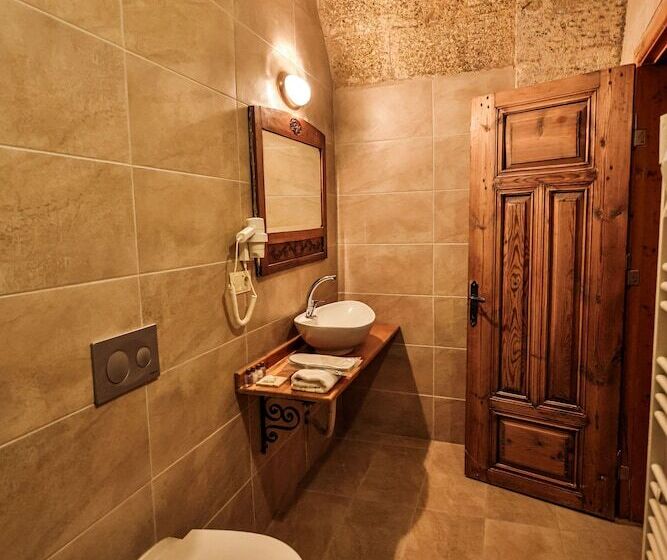 هتل Eagle Cave Inn