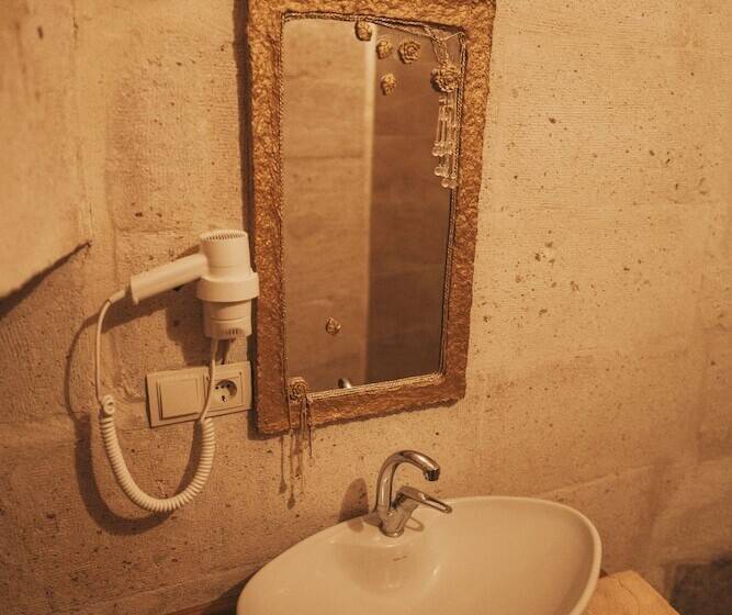 هتل Eagle Cave Inn