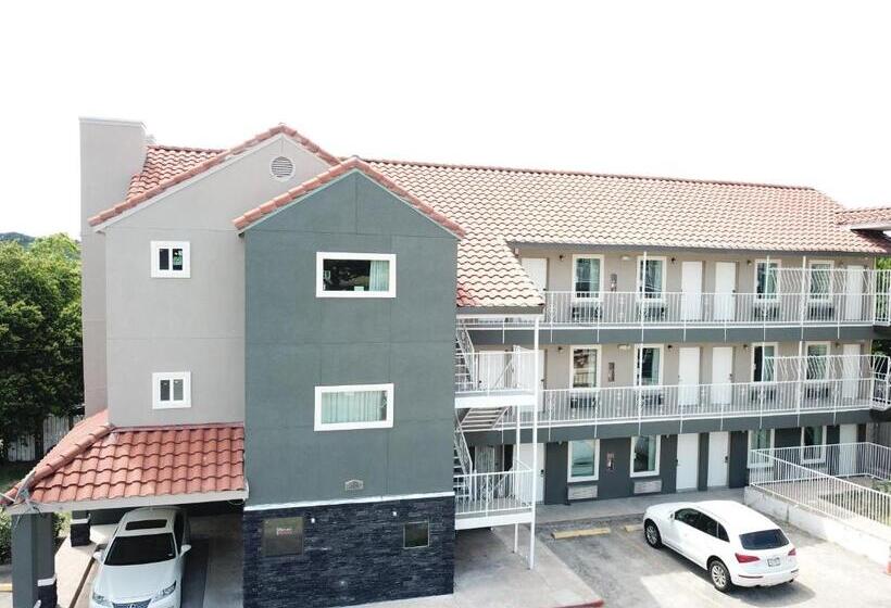 مُتل Village Motor Inn