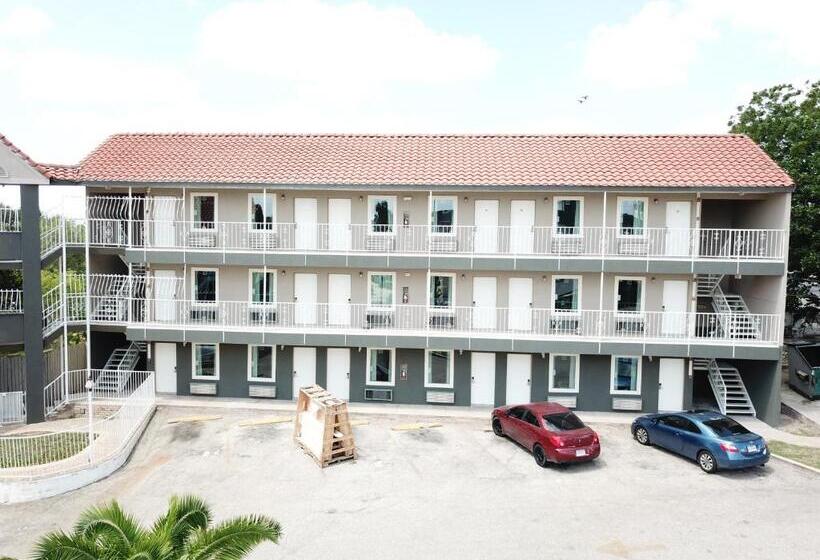 مُتل Village Motor Inn