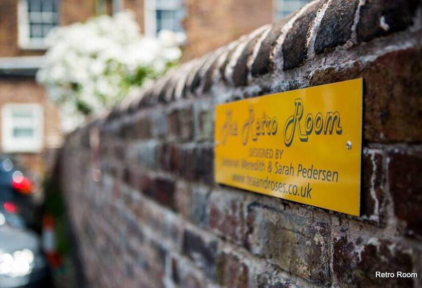 مبيت وإفطار The Golden Lion Inn