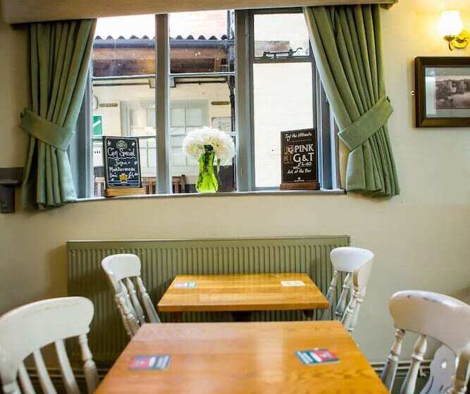 مبيت وإفطار The Golden Lion Inn