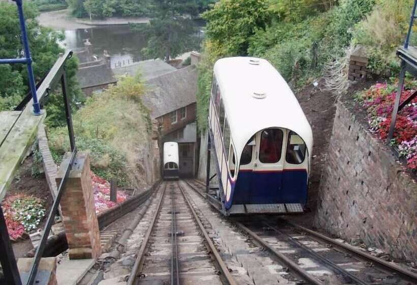 مبيت وإفطار The Golden Lion Inn