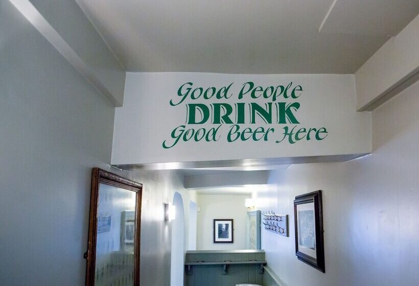 مبيت وإفطار The Golden Lion Inn