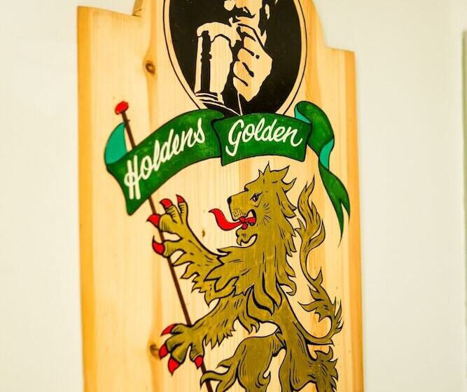 مبيت وإفطار The Golden Lion Inn