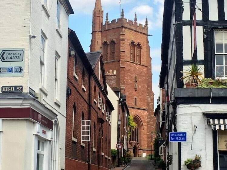 مبيت وإفطار The Golden Lion Inn