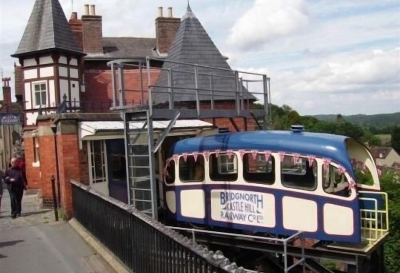 مبيت وإفطار The Golden Lion Inn