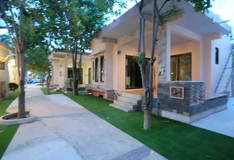 ホテル Khumphyazaw Resort