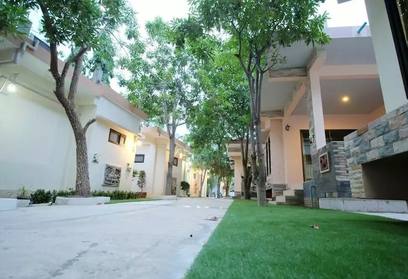 ホテル Khumphyazaw Resort