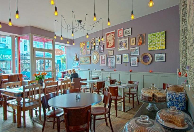 펜션 Monties Guest House   Adults Only