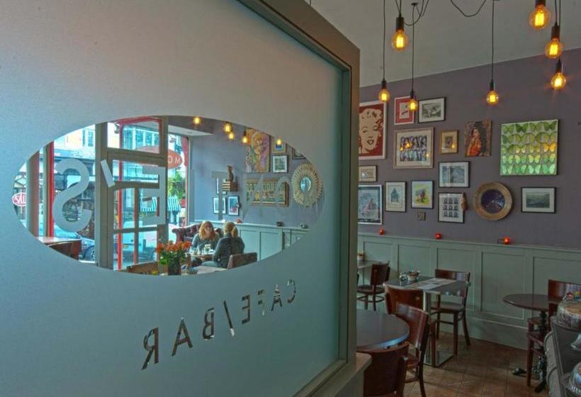 펜션 Monties Guest House   Adults Only