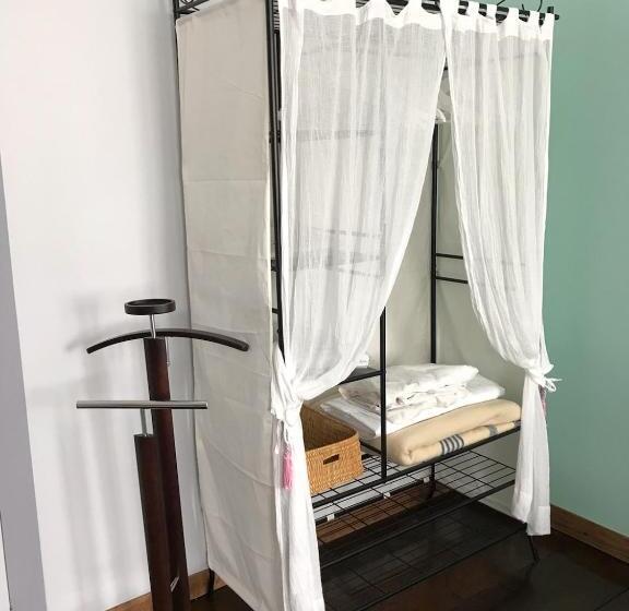 Bed and Breakfast Aux Rosiers