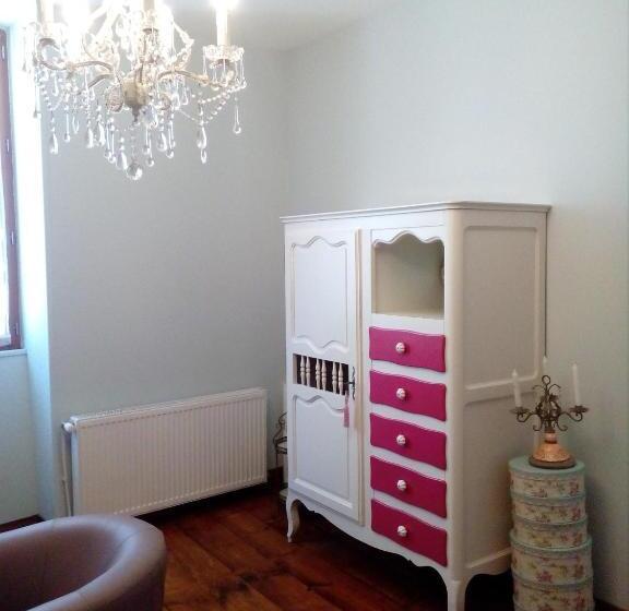 Bed and Breakfast Aux Rosiers