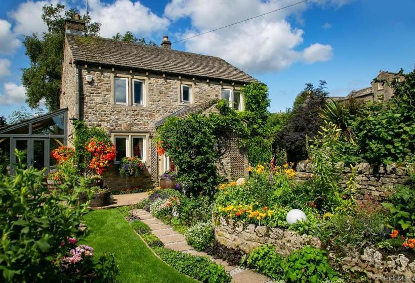 مبيت وإفطار Tucked Away House