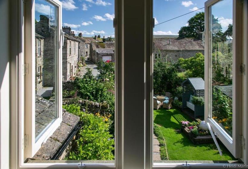 مبيت وإفطار Tucked Away House