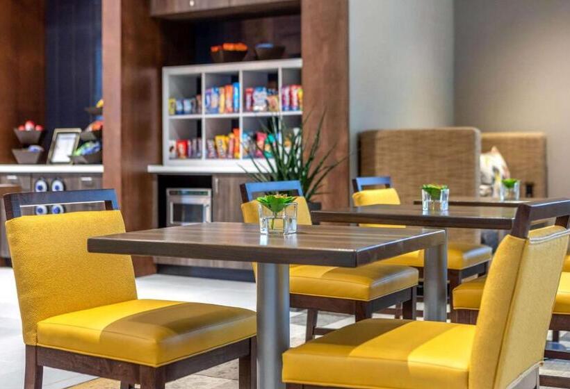 Cambria Hotel Milwaukee Downtown