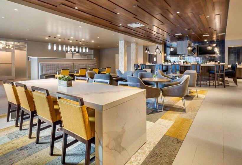 Cambria Hotel Milwaukee Downtown