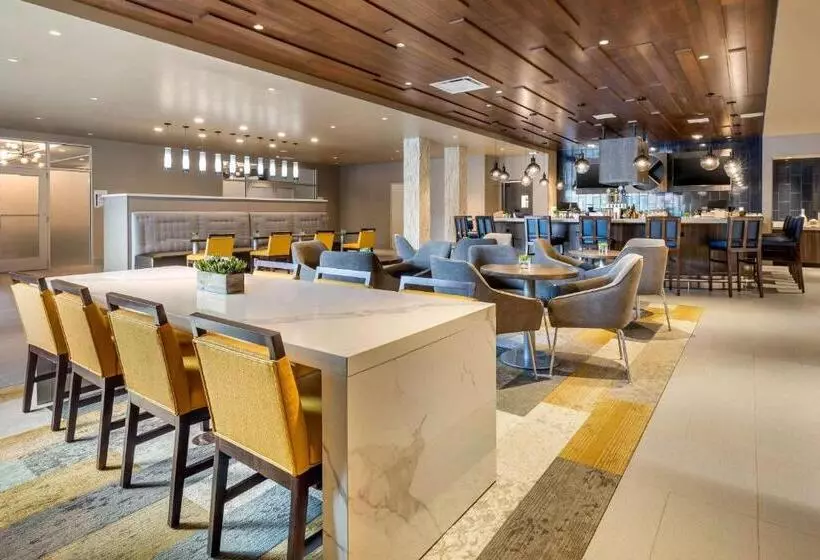 Cambria Hotel Milwaukee Downtown