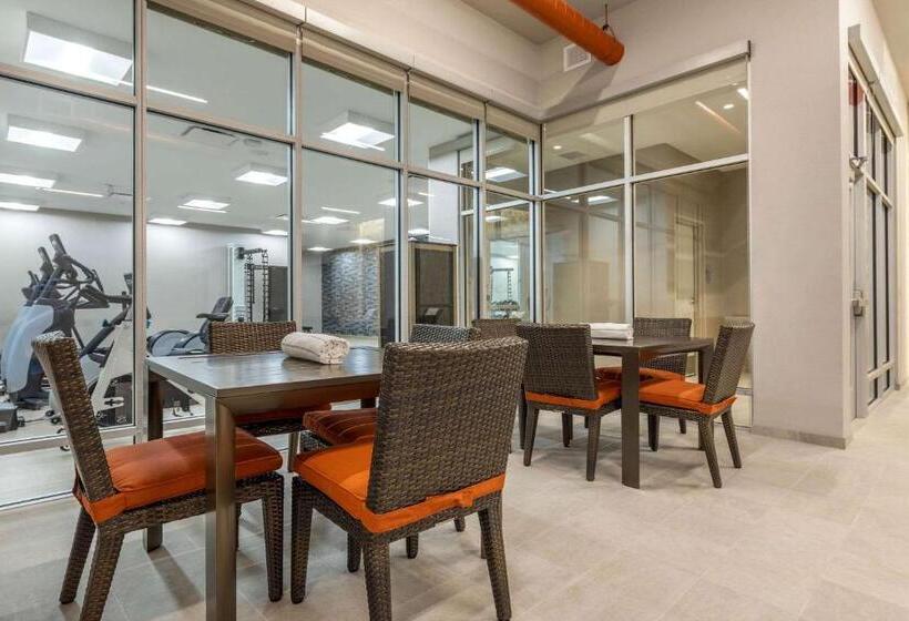 Cambria Hotel Milwaukee Downtown