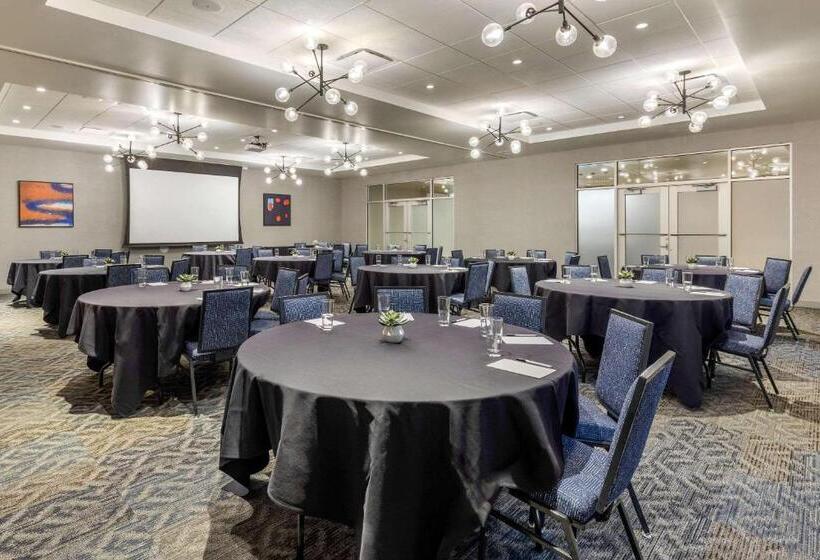 Cambria Hotel Milwaukee Downtown