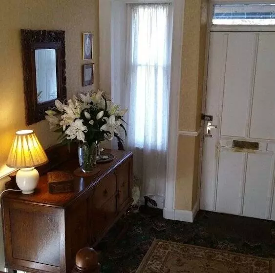 تختخواب و صبحانه Woodburn House