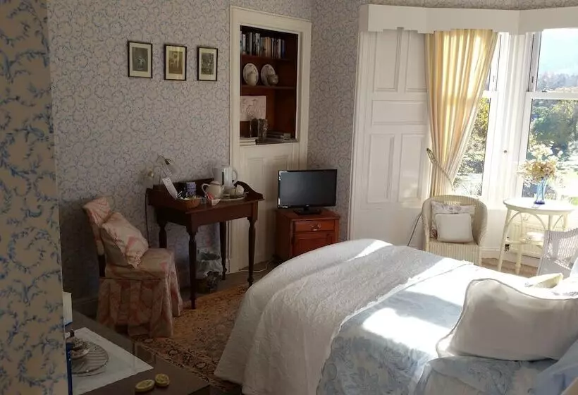 تختخواب و صبحانه Woodburn House