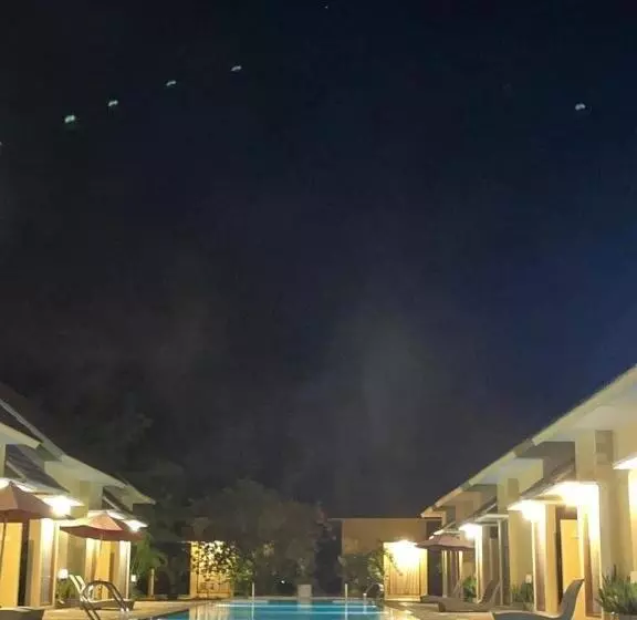 تختخواب و صبحانه New Belitung Holiday Resort