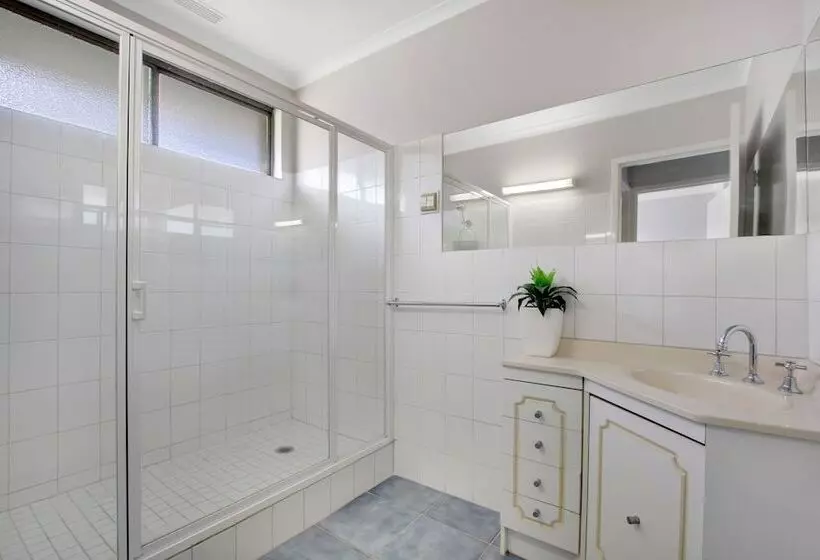 Hybiscus Waterfront Apartments