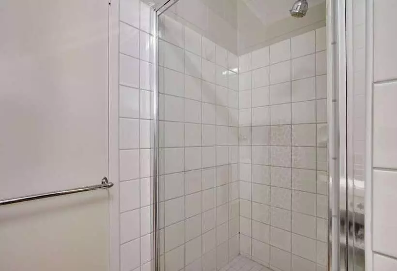 Hybiscus Waterfront Apartments