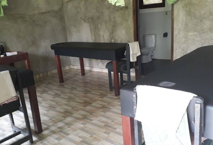 Isiwara Paura Ayurvedic Lodge