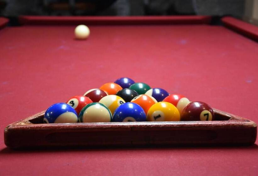 Party Hostel The Canmore Hotel Hostel