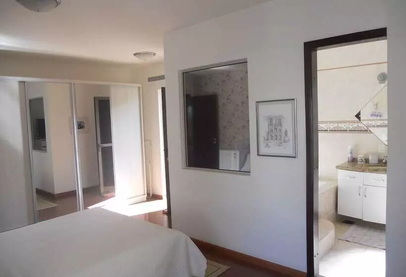 Hotelli Hospedagem Three Little Birds