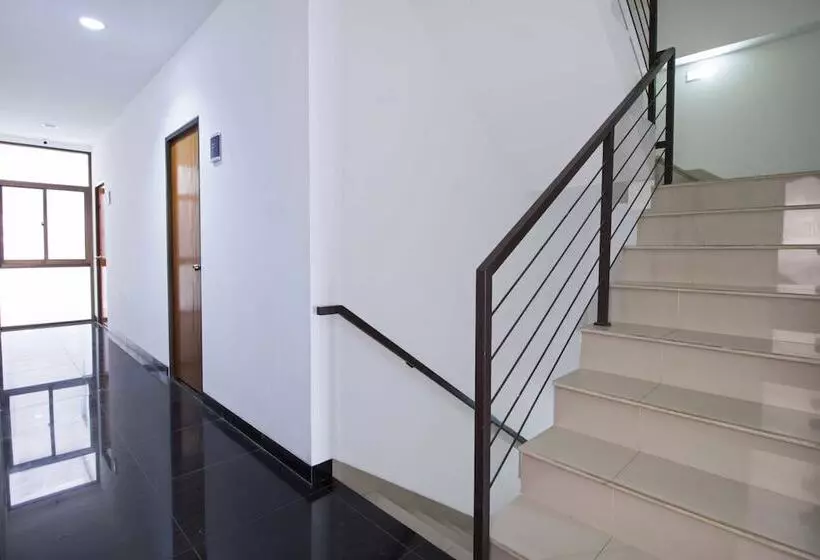 ホテル Reddoorz Plus Near Plaza Indonesia