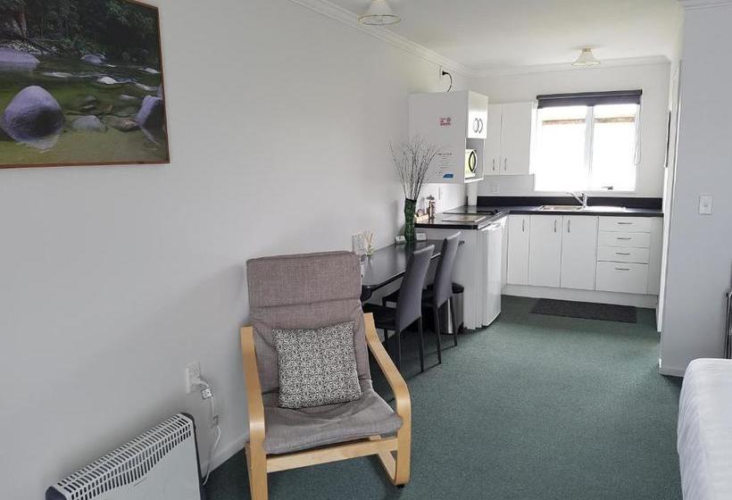 554 Moana Court Motel