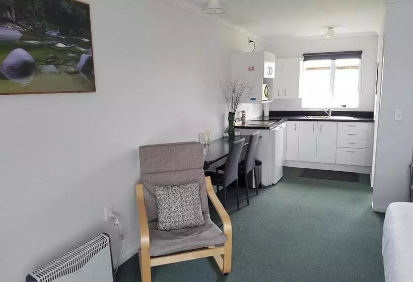 554 Moana Court Motel