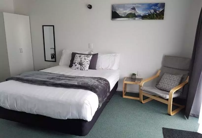 554 Moana Court Motel